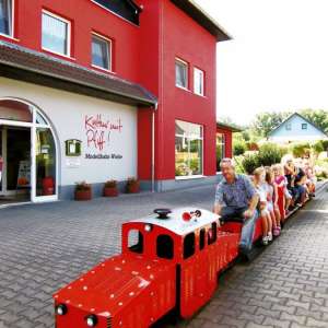 Spaß im Außengelände mit kleinem Fahrgeschäft