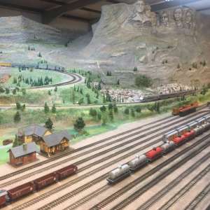 Modellbahn im Hintergrund das Mount Rushmore National Memorial