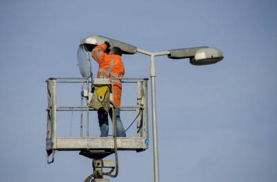 Reparatur defekte Straßenbeleuchtung Wohngebiet 