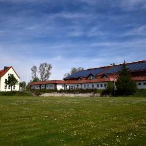 Mehrzweckhalle Bottendorf mit Sportplatz davor