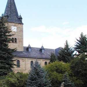 im neuromanischen Stil bildet die Dorfmitte. Sie ist über breite Sandsteinstufen zugänglich. Die Kirche wurde 1894 in nur 6 1/2 monatiger Bauzeit errichtet.