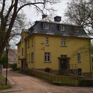 Nebengebäude mit gelber Fassade