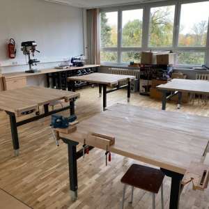 Werkenraum mit Werkbänken und Werkzeugen