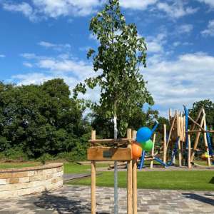 Außengelände mit Spielplatz, Klettergerüst aus Holz