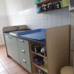 Badezimmer mit Wickeltisch