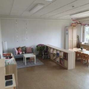 Gruppenraum mit Sitzmöbeln
