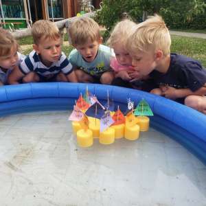 Experimente der Kinder mit Wasser