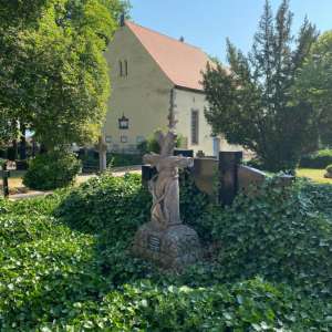 Kirche von außen mit Friedhof