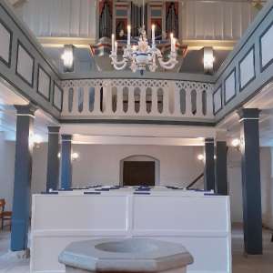 Blick auf Bänke und die Orgel