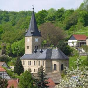 Außenansicht mit Bäumen ringsherum