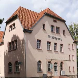 Außenansicht des Gebäudes mit Eingang zur Tourist-Information