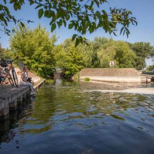 Die Schleuse in Ritteburg mit 2 Radfahrerinnen