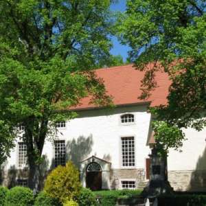 Außenansicht der Kirche inmitten einer Grünanlage