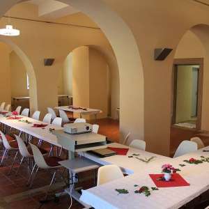 Seminarraum mit Tische und Stühlen und Beamer für Präsentation