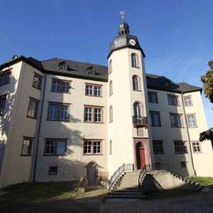 Außenansicht Schloss mit großer Eingangstreppe